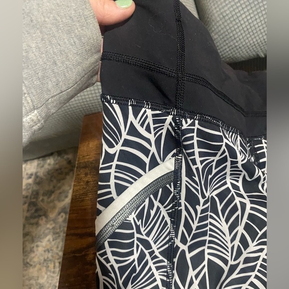 Lululemon Run A Marathon Crop II Pretty Palm Black Angel Wing Size 4 Running - Picture 7 of 10